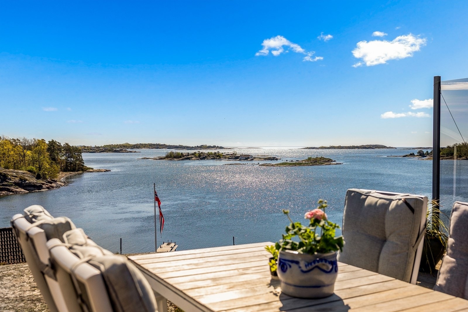 Utsikt fra spiseplassen på terrassen. Galleribilde