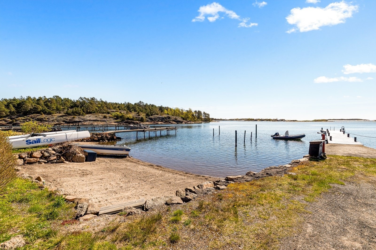En liten sandstrand i nærheten. Galleribilde