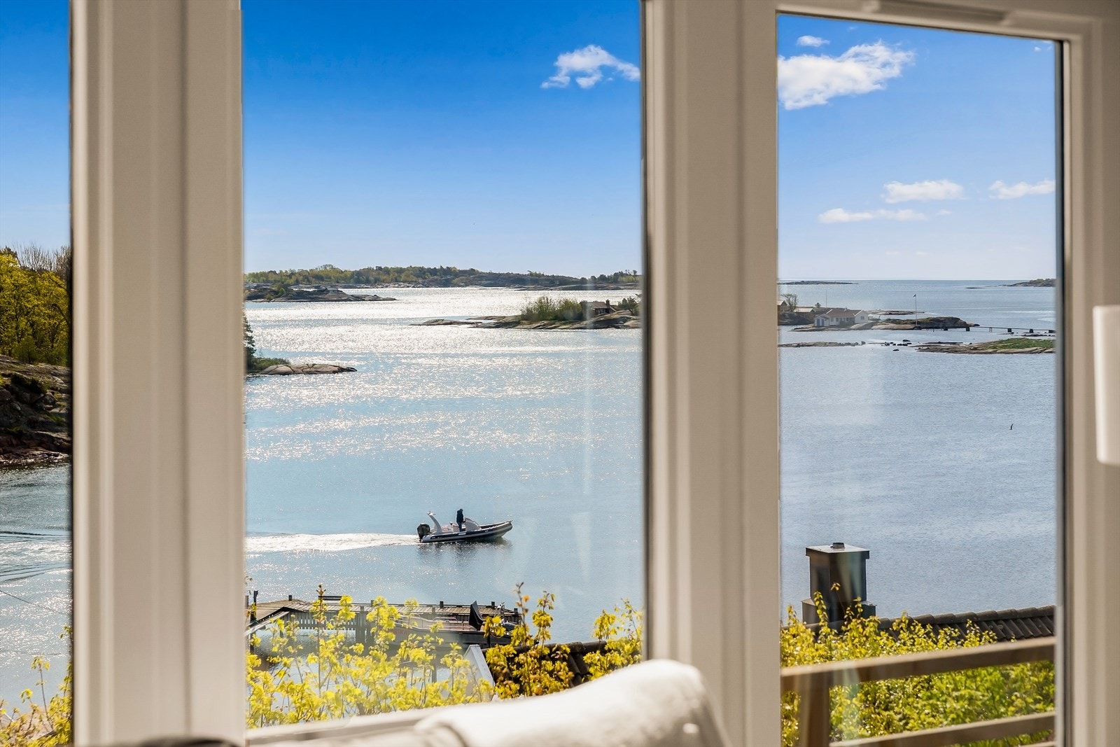 Et glimt av båtlivet fra stuevinduet. Galleribilde
