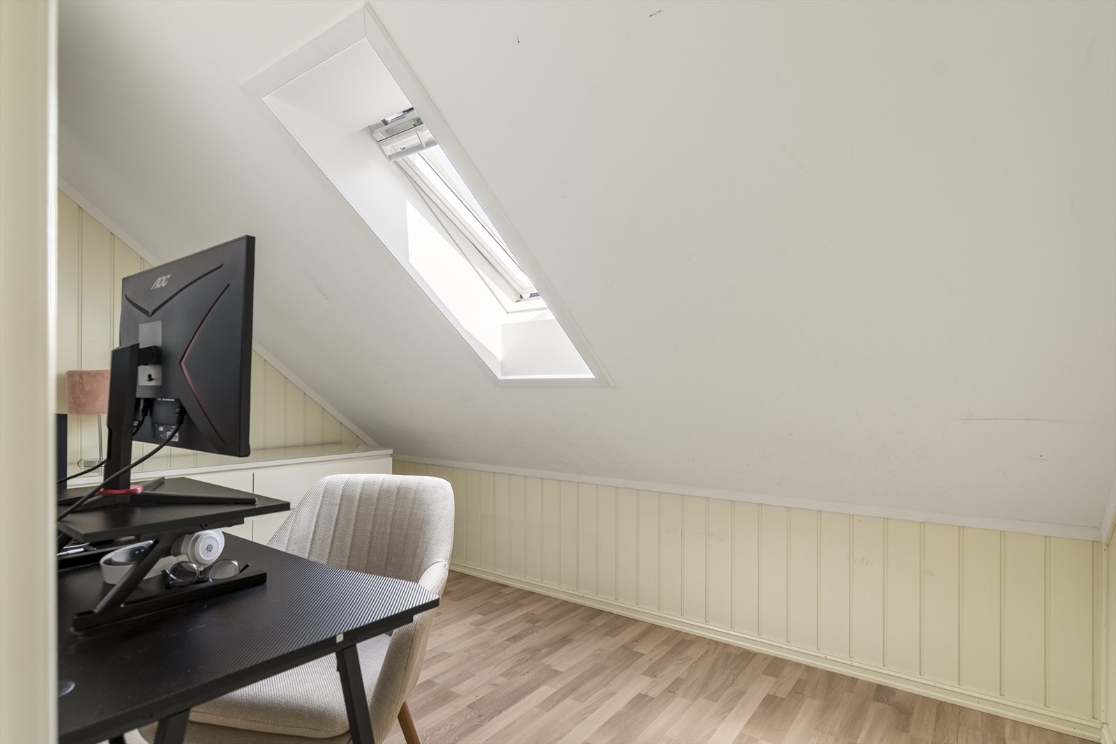 Kontoret har et Velux takvindu som gir naturlig lys og god lufting. Galleribilde