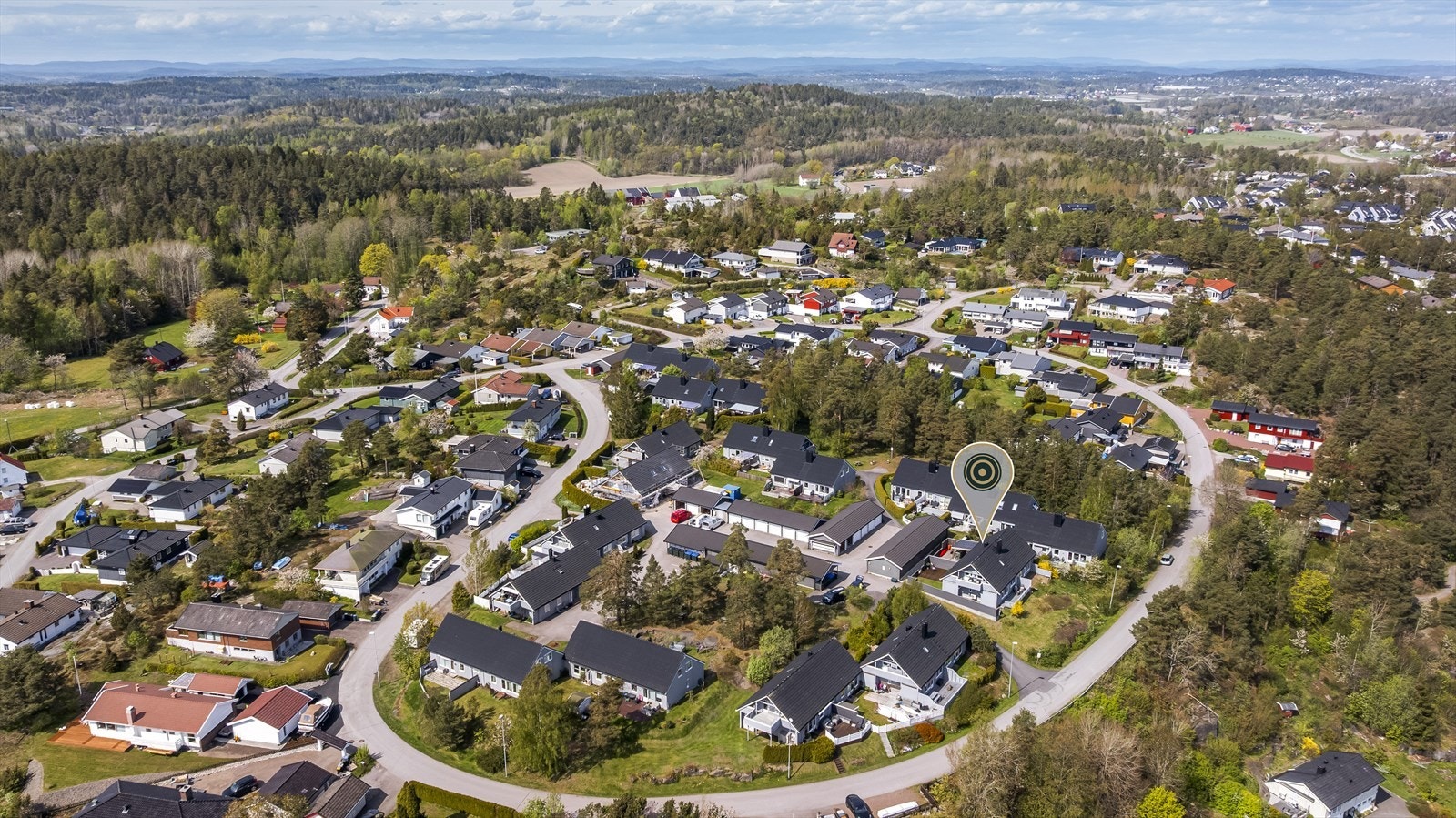 Eiendommen ligger i et meget barnevennlig og trafikkstille boligområde ved Hårkollen, sentralt på Nøtterøy.
Et ypperlige sted for barnefamilier som vil bo trygt og godt uten gjennomgangstrafikk. Galleribilde
