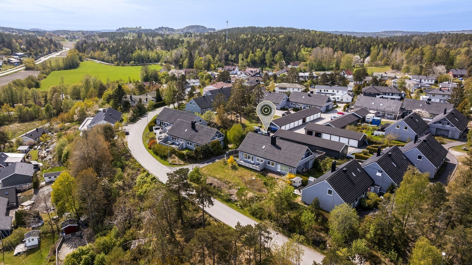 Med boligen følger garasje i rekke med portåpner og elbillader. Galleribilde