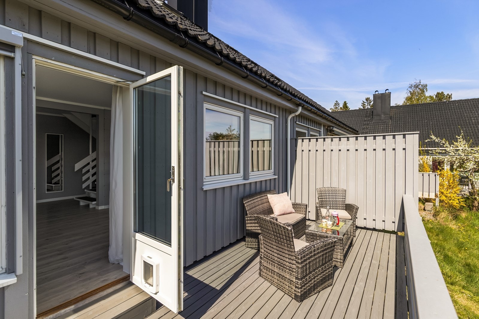 Med adkomst fra stuen er det tilgang på en romslig terrasse med plass til diverse møbler. Galleribilde