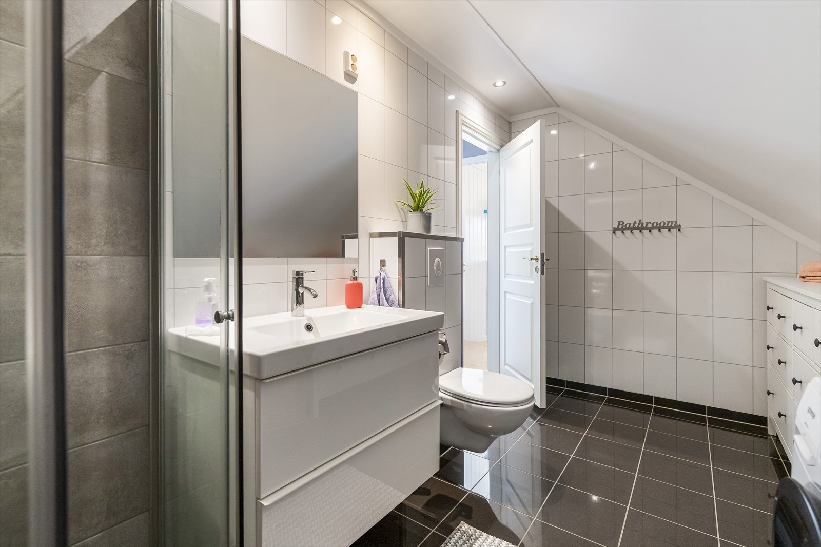 Badet i andre etasje ble oppgradert i 2014 og er utstyrt med fliser på gulv og vegger, dusjhjørne med regnfallsdusj (nye fliser i dusjsonen i 2020), servant med underskap og vegghengt toalett. Galleribilde