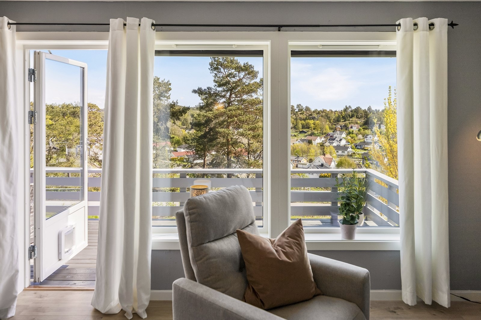 Fra stuen er det utgang til den østvendte terrassen. Galleribilde
