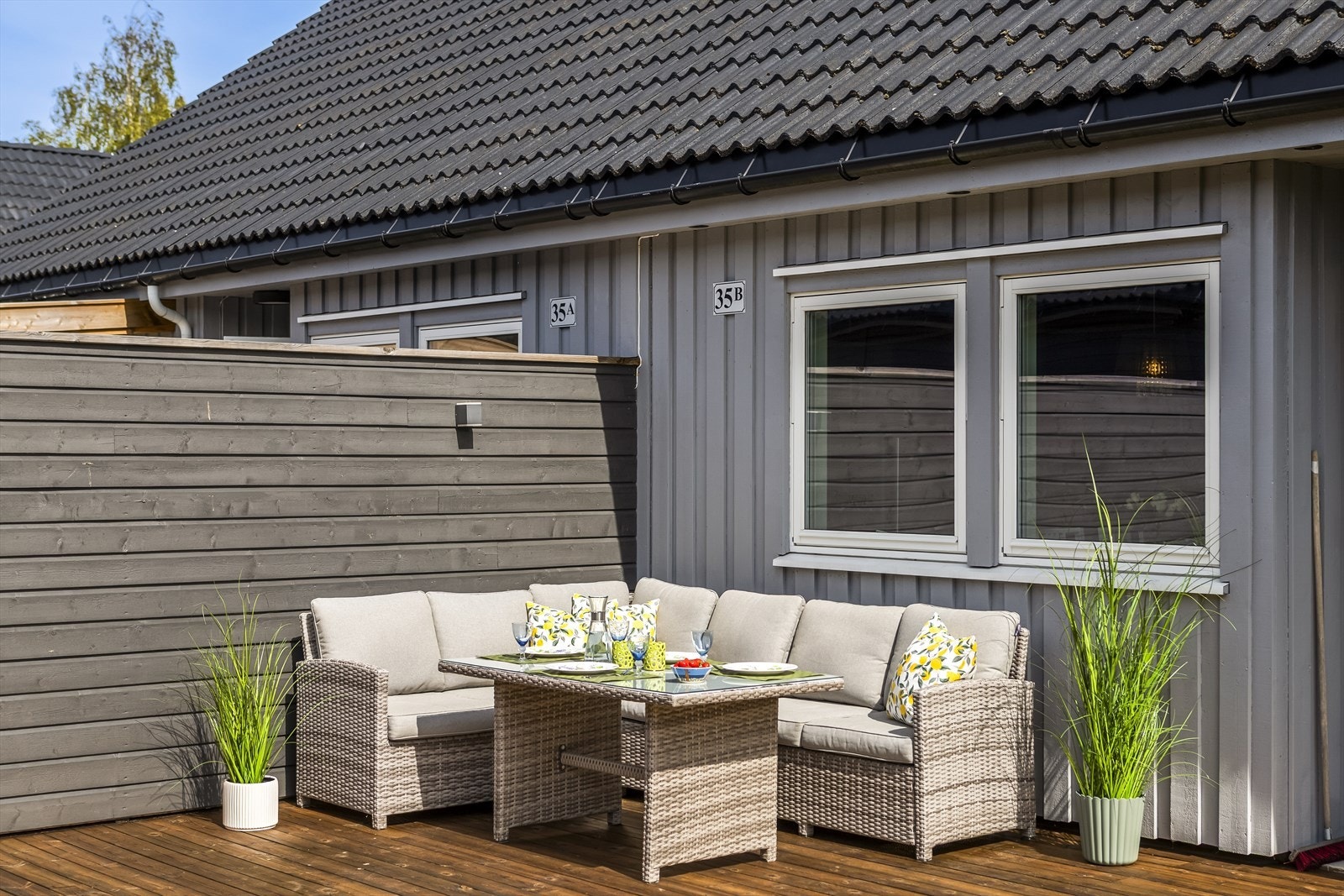 Ved inngangspartiet finner du en stor platting og flat plen, perfekt for ettermiddags- og kveldssolen. Galleribilde