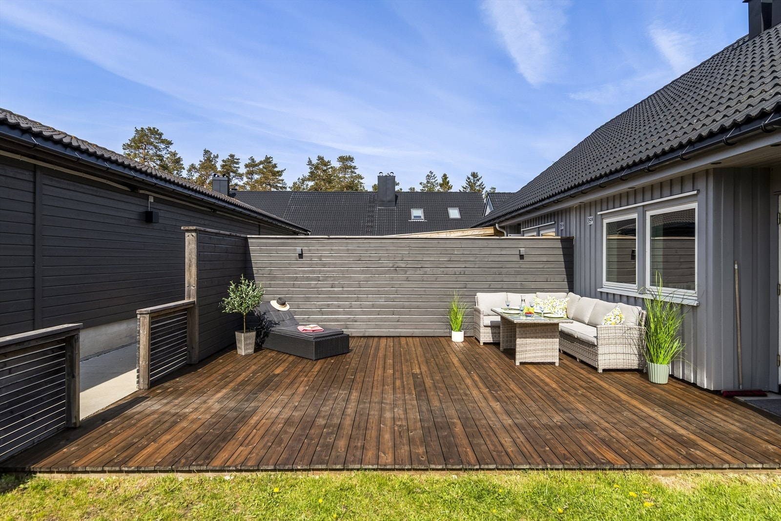 Den gir plass til både loungedel, langbord og grill. Galleribilde