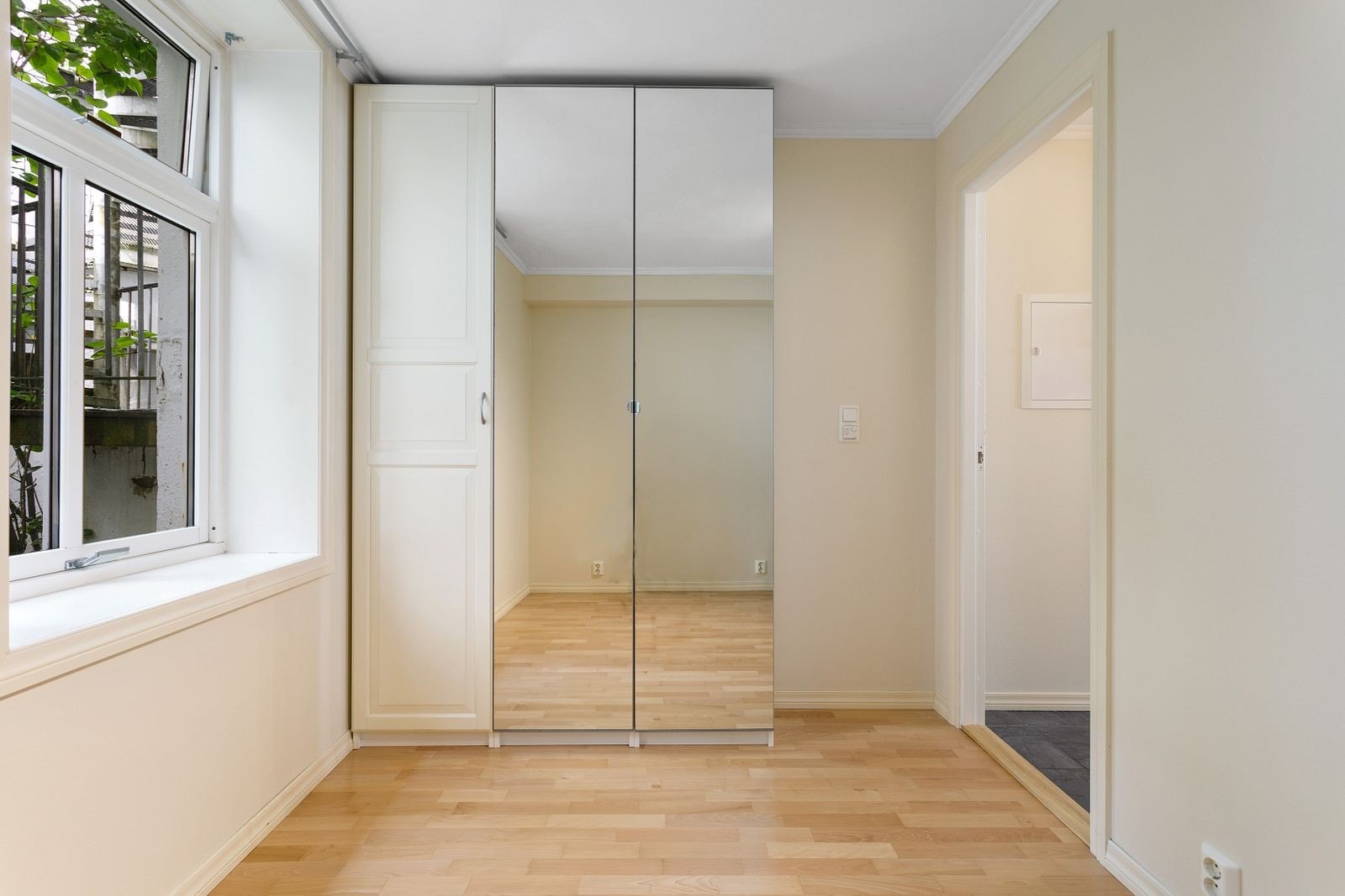 Soverom med garderobeskap. Galleribilde