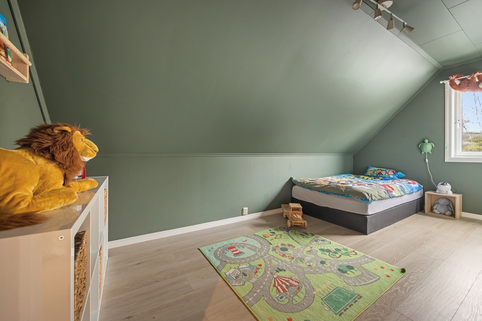Loftsetasjen inneholder tre soverom, ideelt for en barnefamilie. Galleribilde