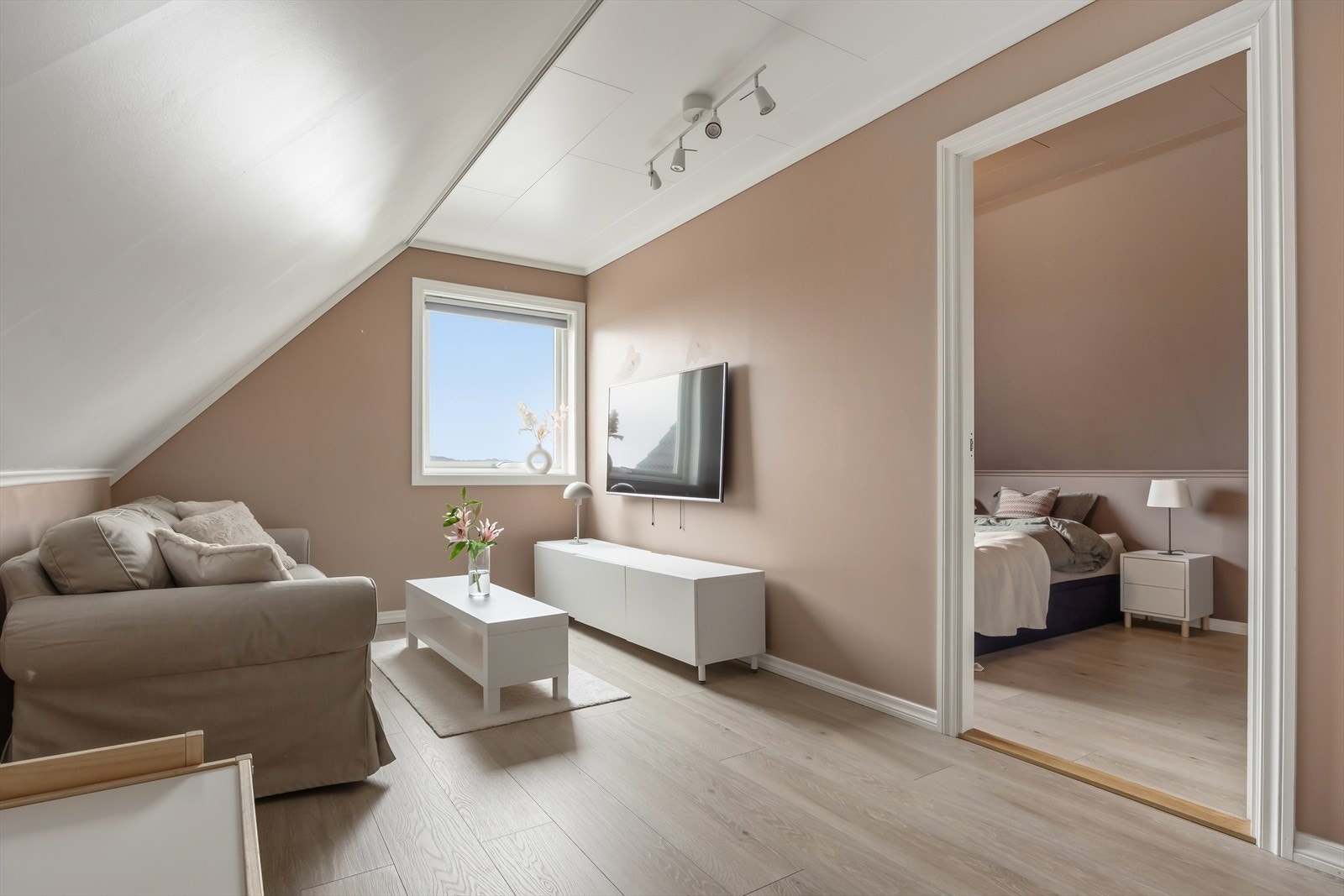 Loftsetasjen har en ekstra stue, som gir fleksibilitet og flere soner for familien. Galleribilde