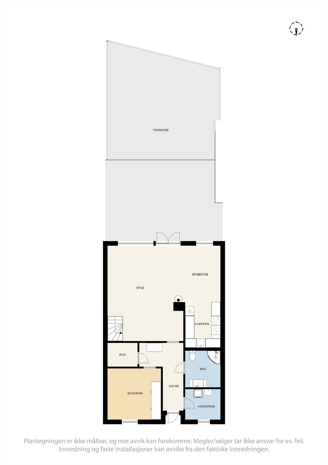 Første etasje har en åpen stue- og kjøkkenløsning med utgang til terrassen, samt bad, vaskerom og et soverom. Plantegningen er ikke målbar. Galleribilde