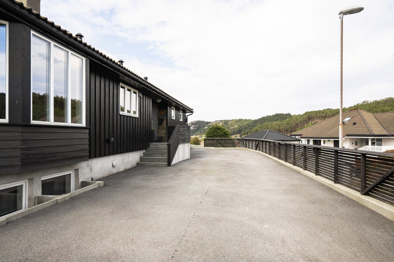 Selger har montert ny elbil lader fra 2025. Galleribilde