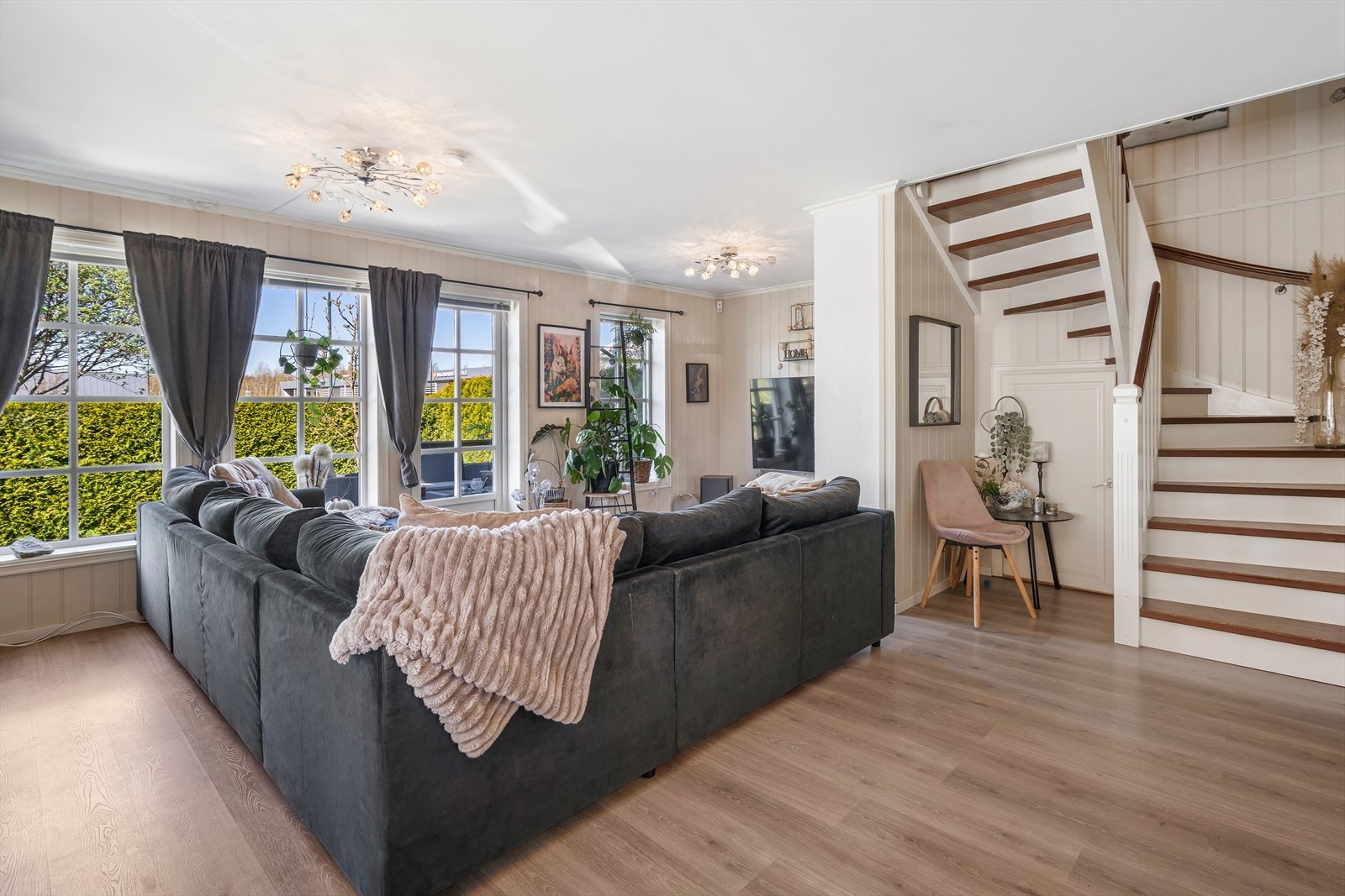 Fra stuen har du en direkte utgang mot boligens skjermede terrasse. Galleribilde