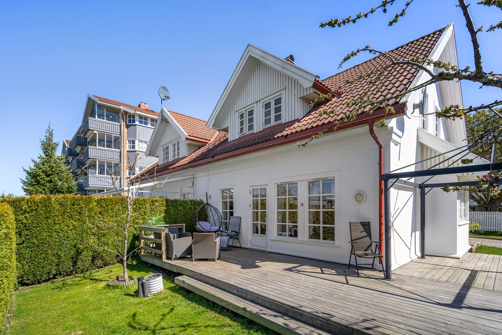 Her har du en skjermet, nordvest vendt terrasse som tilbyr et svært romslig uteområde. Galleribilde