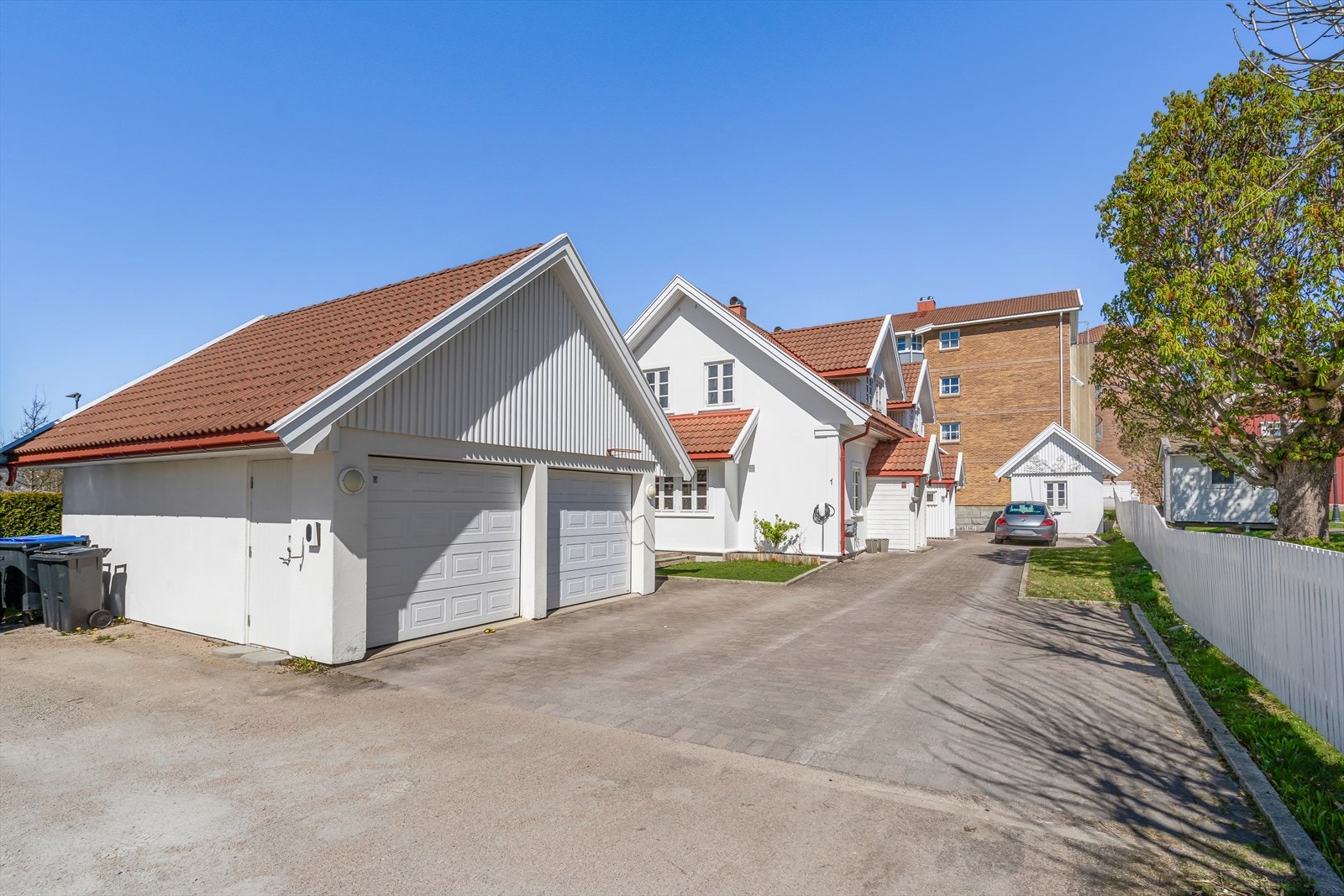 Dette er en vertikaldelt tomannsbolig på Lundheim i Fredrikstad. Boligen byr på en stor gårdsplass med egen del i felles garasjeplass på ca. 19 m². Galleribilde