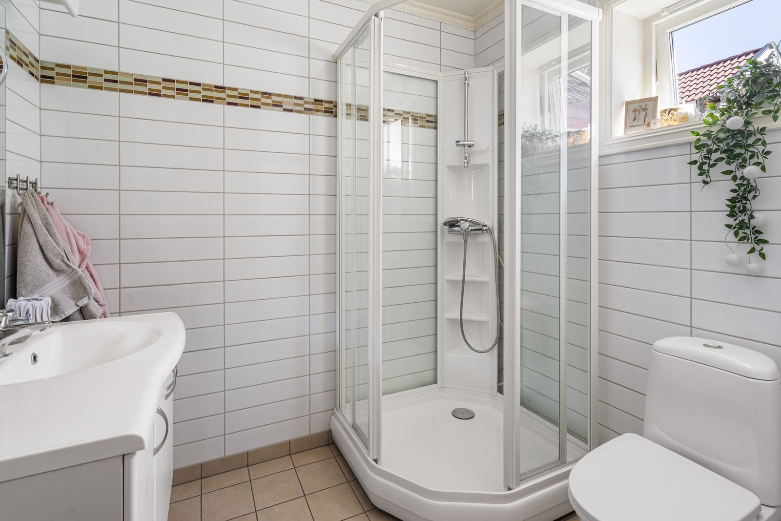 Badet i 1. etasje er utstyrt med servantinnredning, dusjkabinett og toalett. Galleribilde