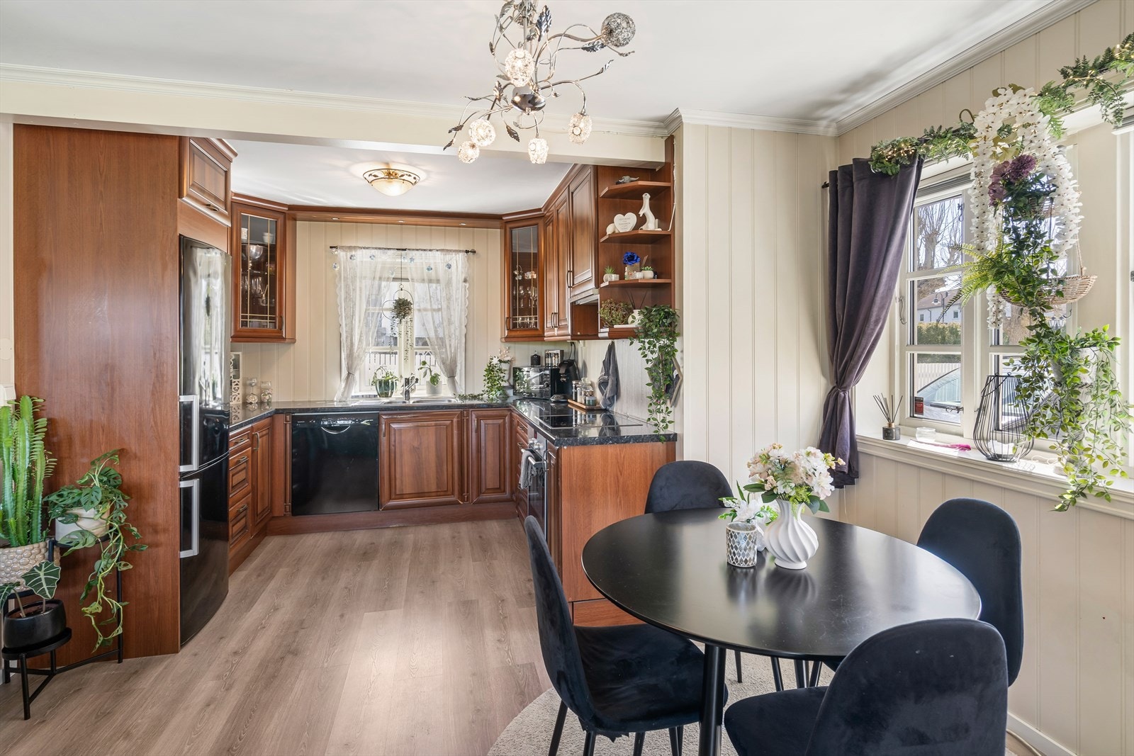 Kjøkkenet er utstyrt med kjøl/fryseskap, oppvaskmaskin, komfyr, platetopp og avtrekksvifte. Galleribilde