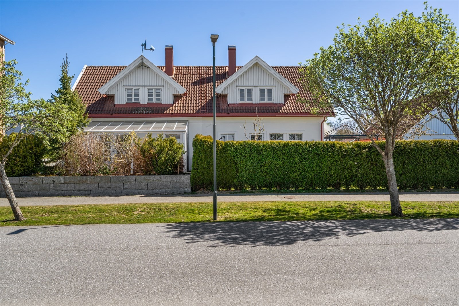 Lundheimstien 1A ligger i et veletablert boligområde med kort distanse til trygge omgivelser med nærhet til grønne områder, skoler, dagligvare og gode bussforbindelser. Galleribilde