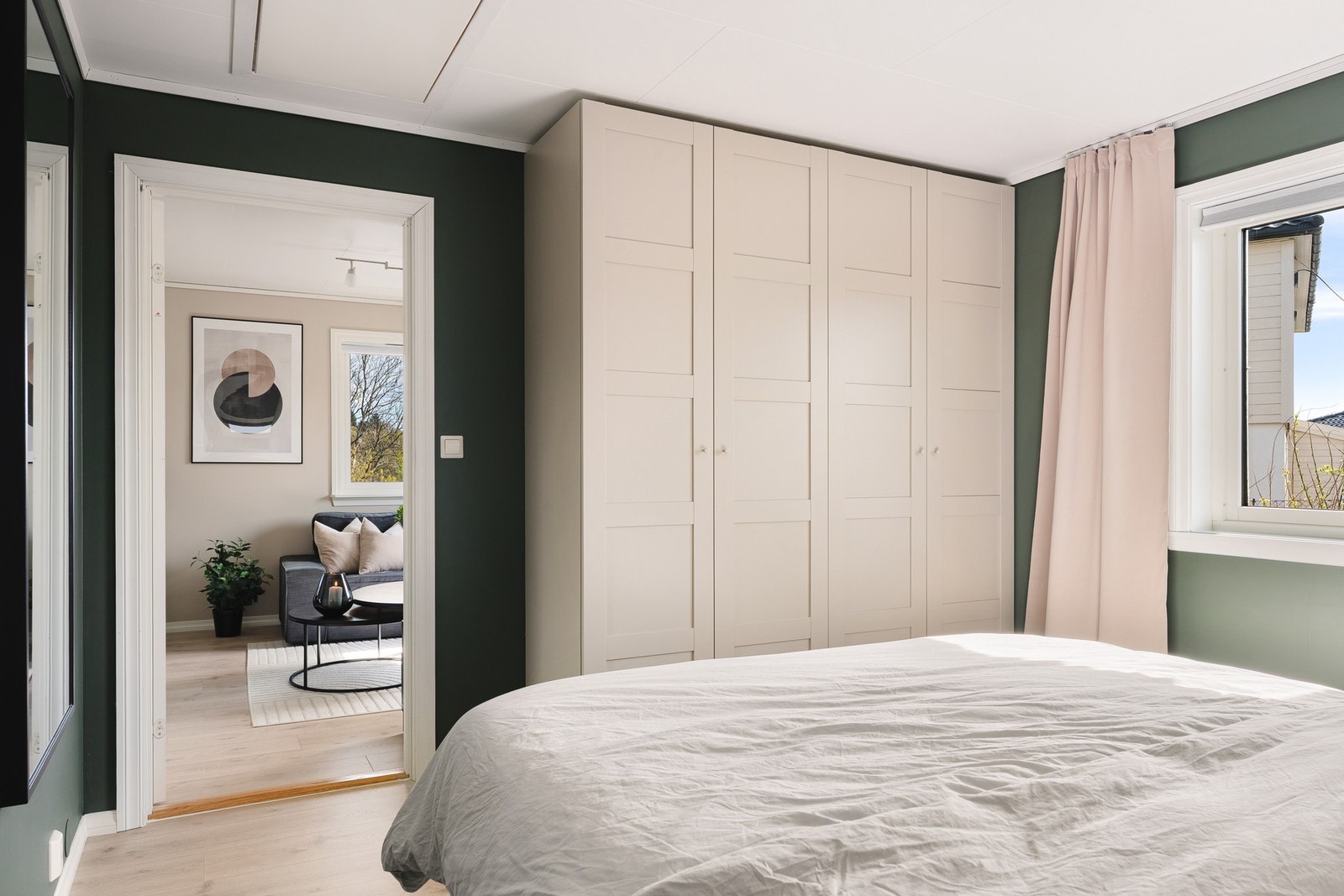 Her er det god plass til dobbeltseng, garderobe og tilhørende møblement. Galleribilde