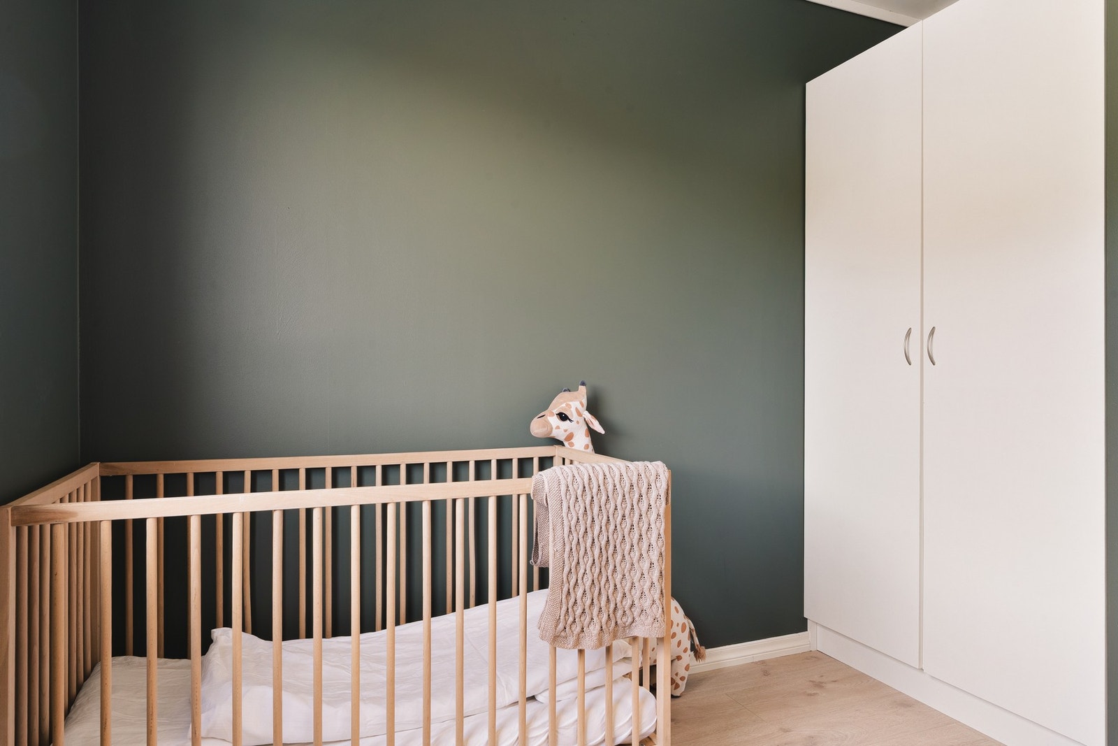 Her er det plass til seng og garderobe, perfekt som barnerom. Galleribilde