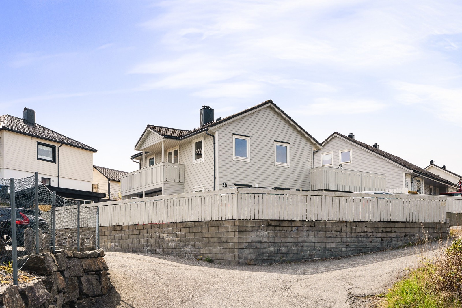Boligen ligger fint til i et etablert og barnevennlig boligområde. Galleribilde