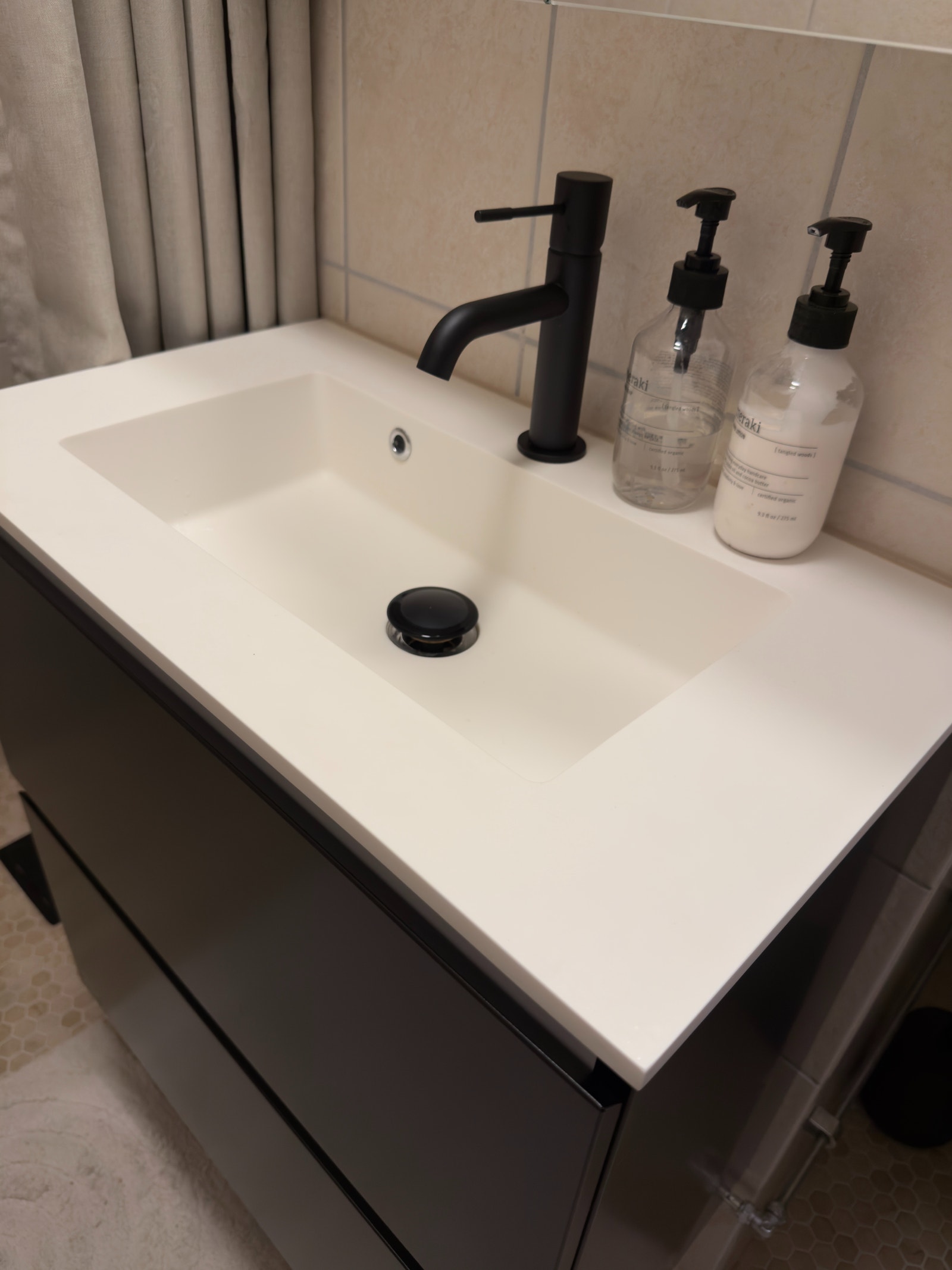 Detaljbilde av servantskap, med vask fra danske Marbre Bagno. Galleribilde