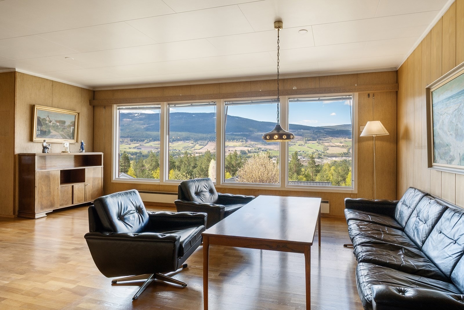 Stuen har parkett på gulvet. Galleribilde