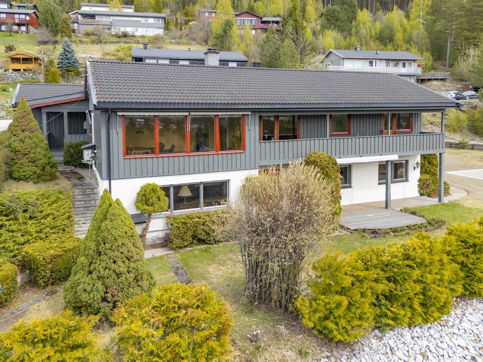 Tomten på ca 870 kvm er pent opparbeidet. Galleribilde