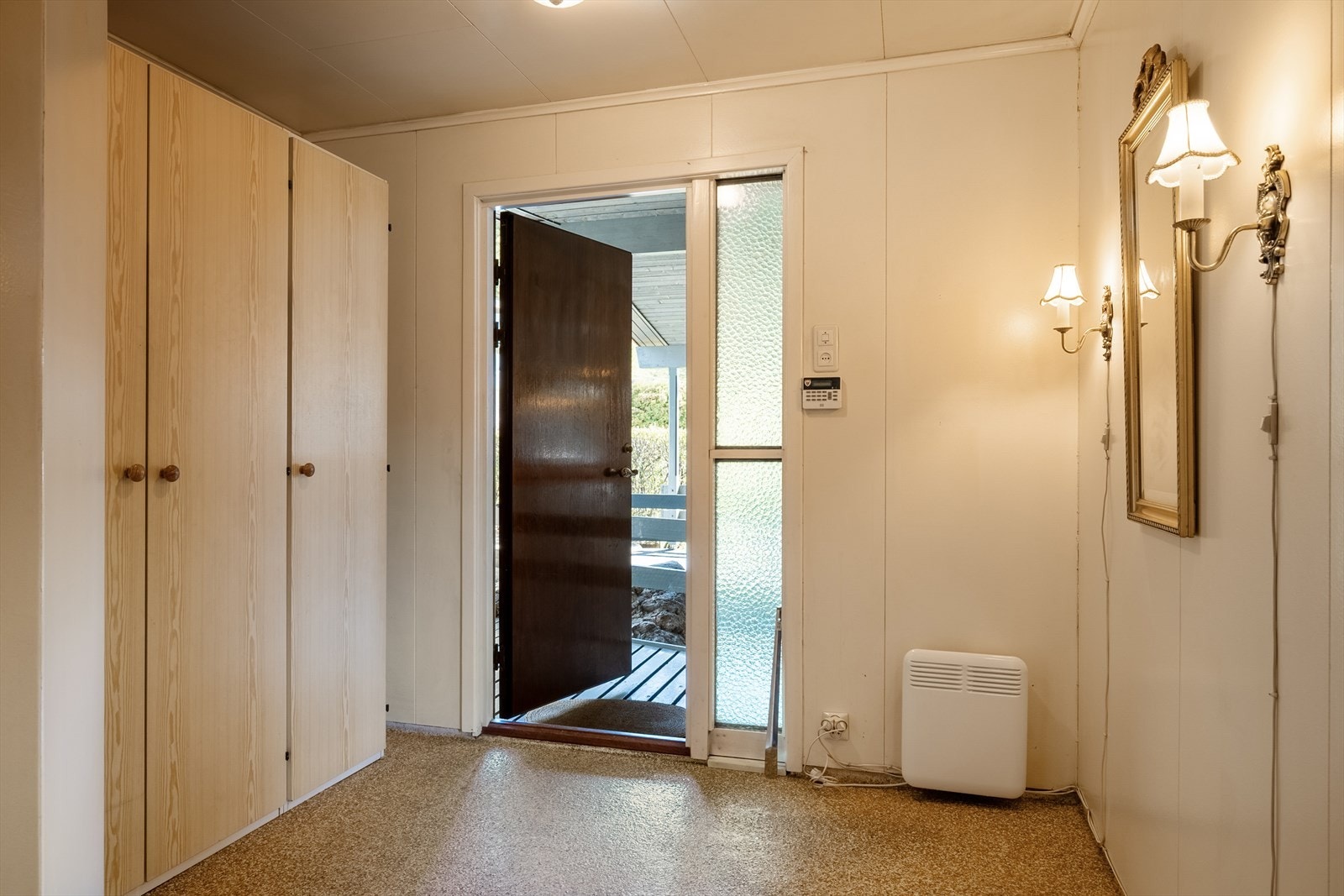 "Kjøkkeninngangen" er romslig med god plass til ulike garderobeløsninger. Galleribilde