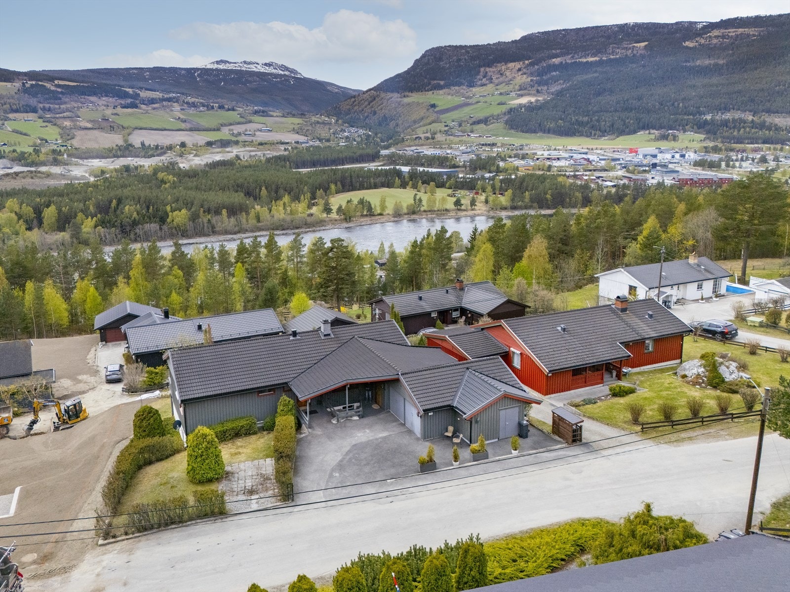 Herfra er det gangavstand til både barnehage, skoler i alle trinn samt ulike servicetilbud. Galleribilde