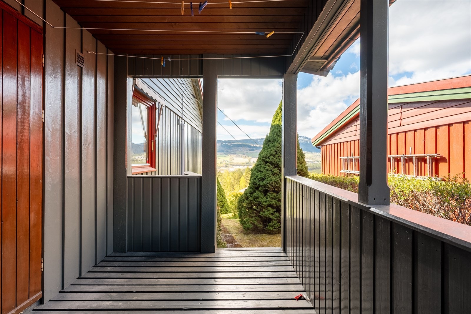 Utenfor er det en lun og skjermet uteplass med takoverbygg. Galleribilde