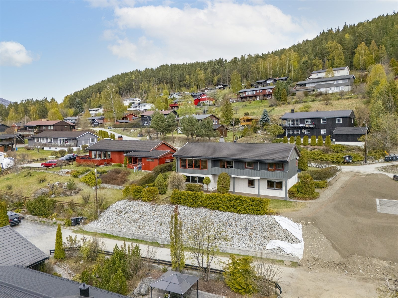 Området består i hovedsak av eneboliger, og det er gode lys- og solforhold. Galleribilde