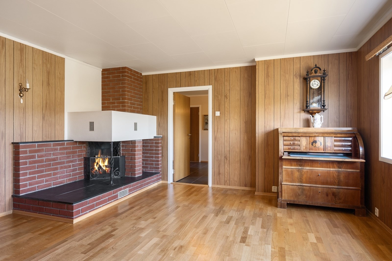 Peisen skaper en lun atmosfære og gir god varme til rommet. Galleribilde