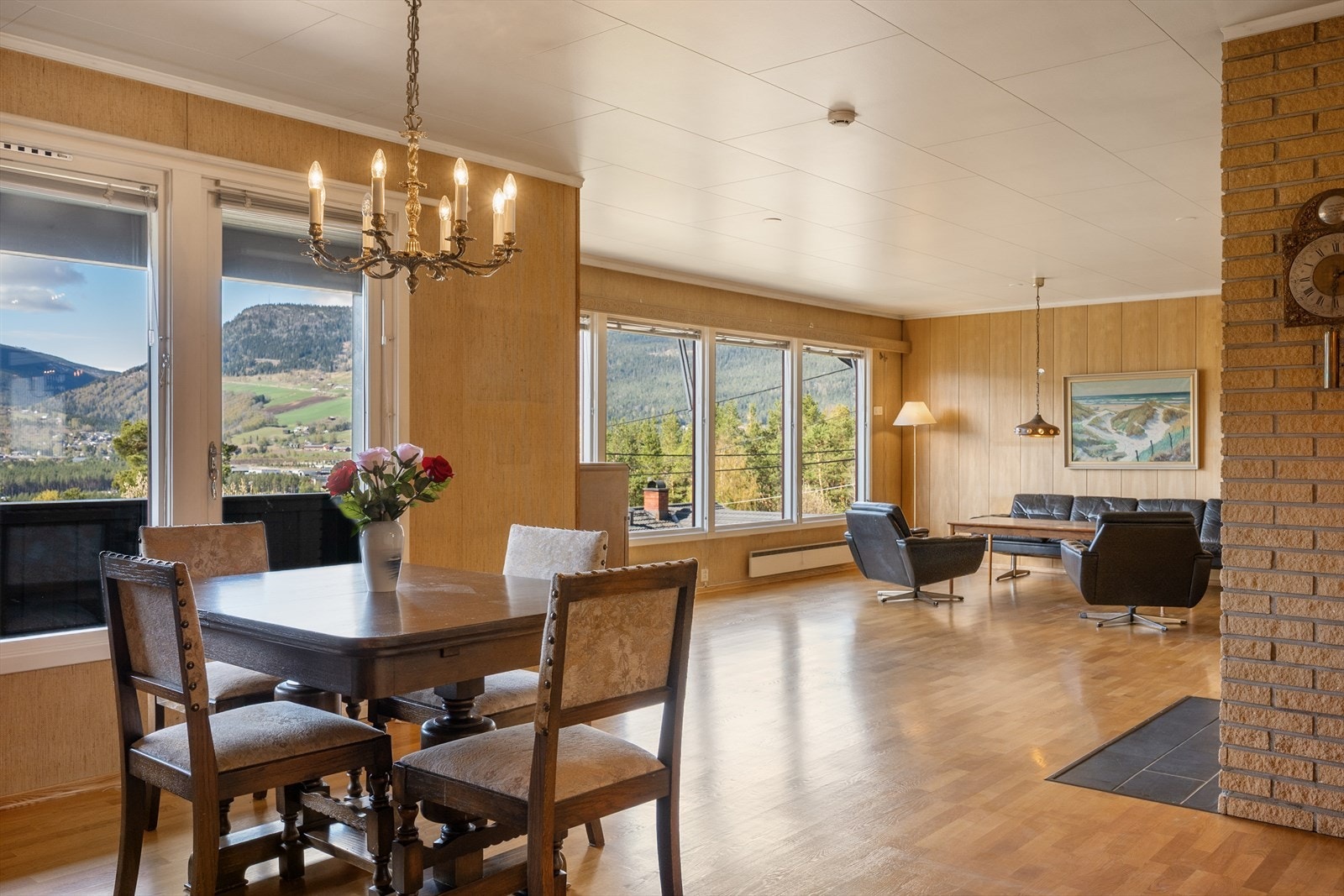 Stor stue med god plass til både sofagruppe og spisebord. Galleribilde