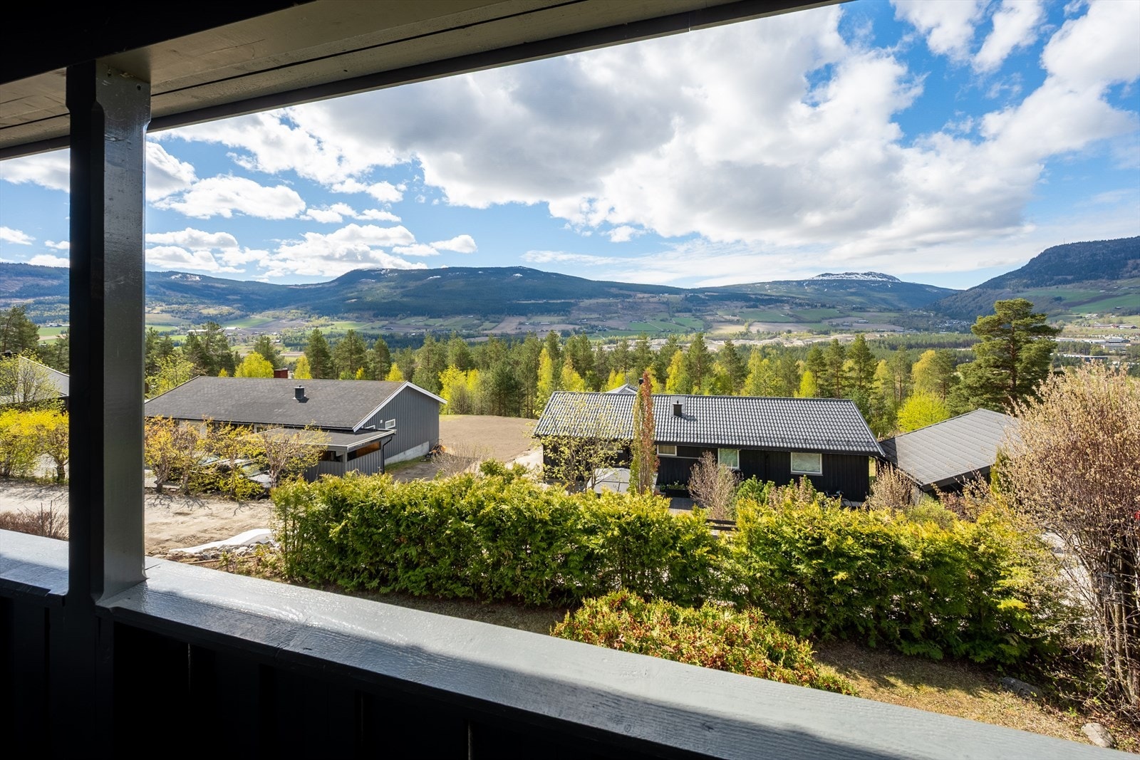 Fra verandaen er det fin utsikt over nærområdet og fjellene. Galleribilde
