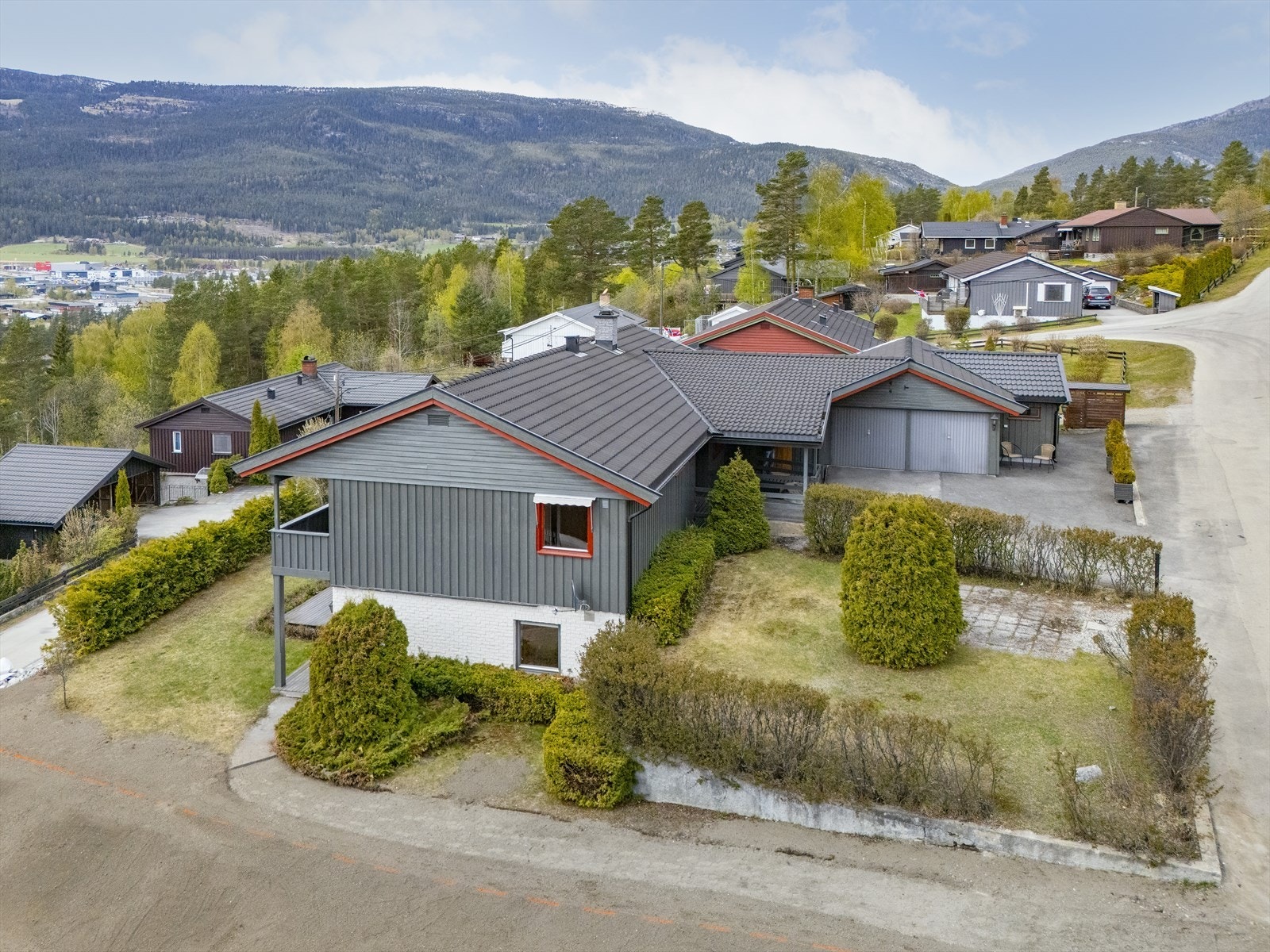 Eiendommen ligger i et etablert og familievennlig område ca 2.5 km opp fra Vinstra sentrum. Galleribilde