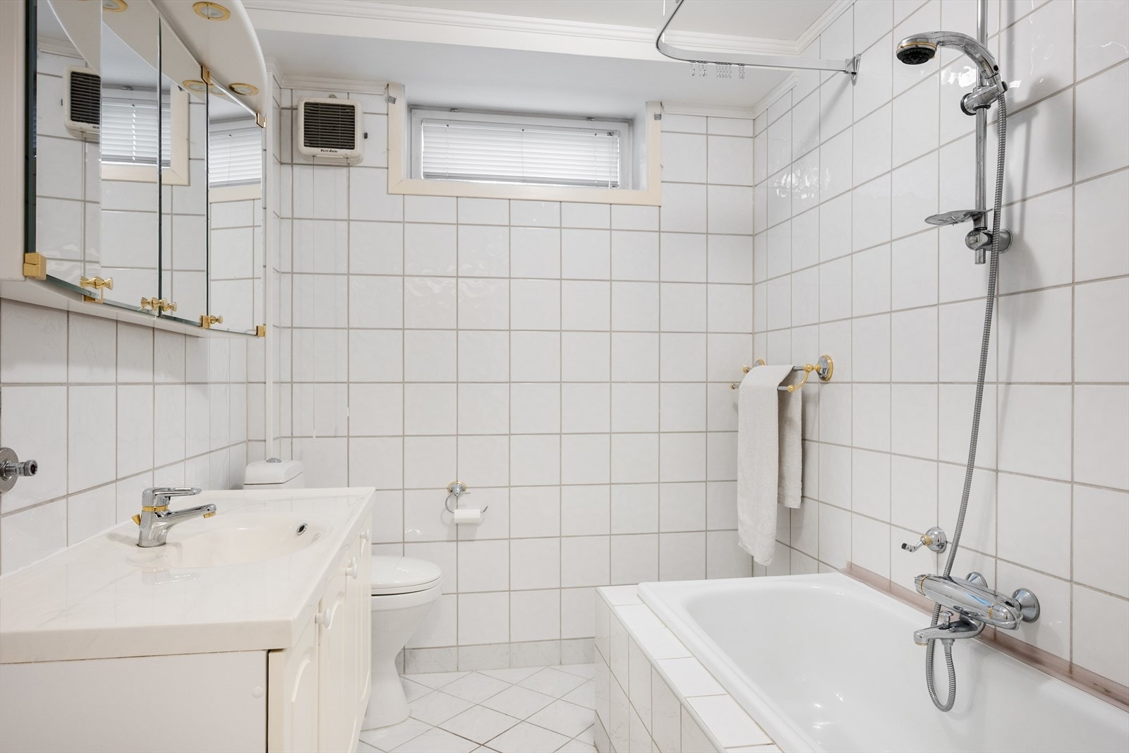 Badet i kjelleren har flislagte overflater og gulvvarme. Oppgradering må påregnes. Galleribilde