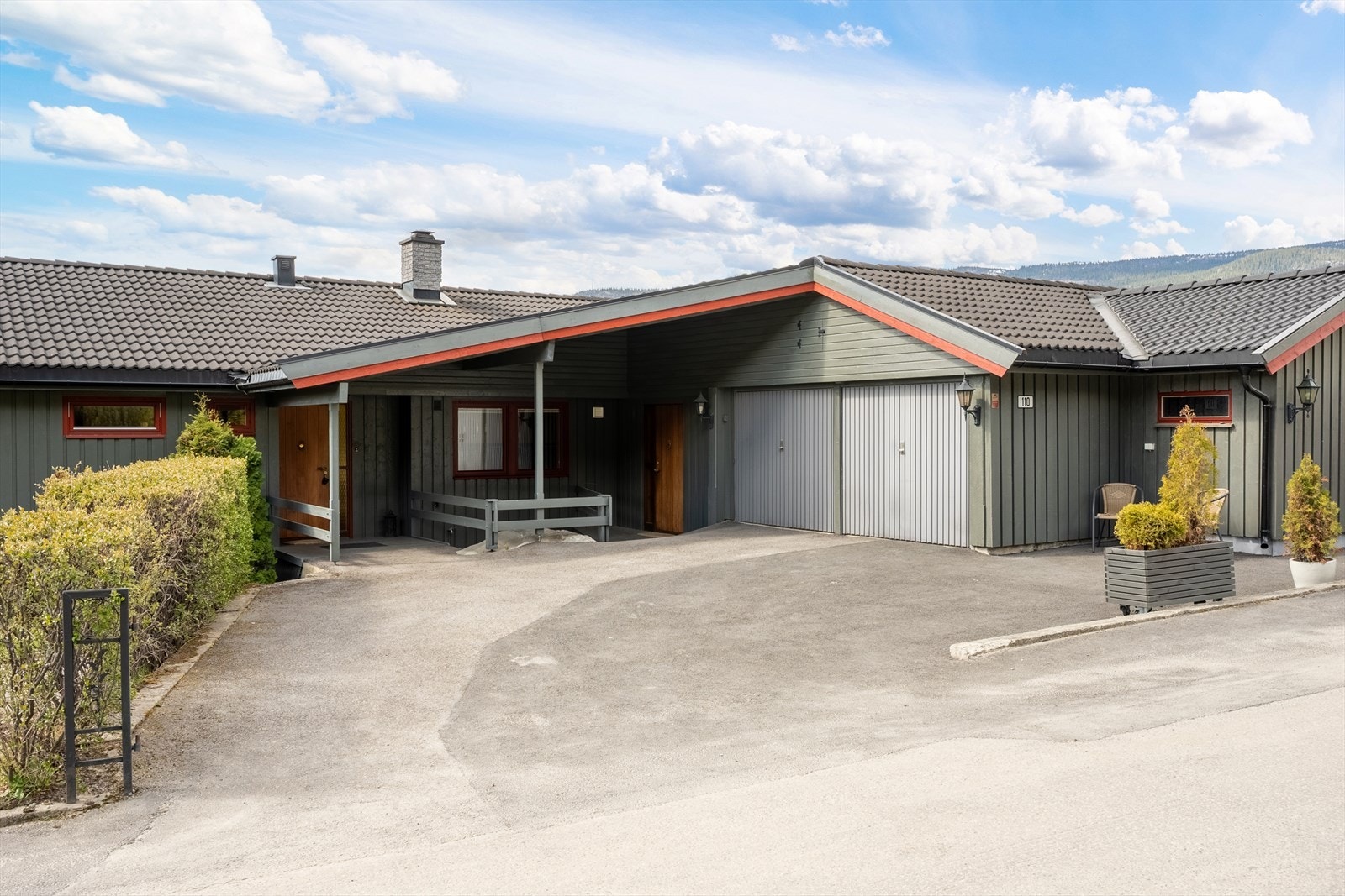 Romslig, asfaltert gårdsplass og dobbelgarasje. Galleribilde