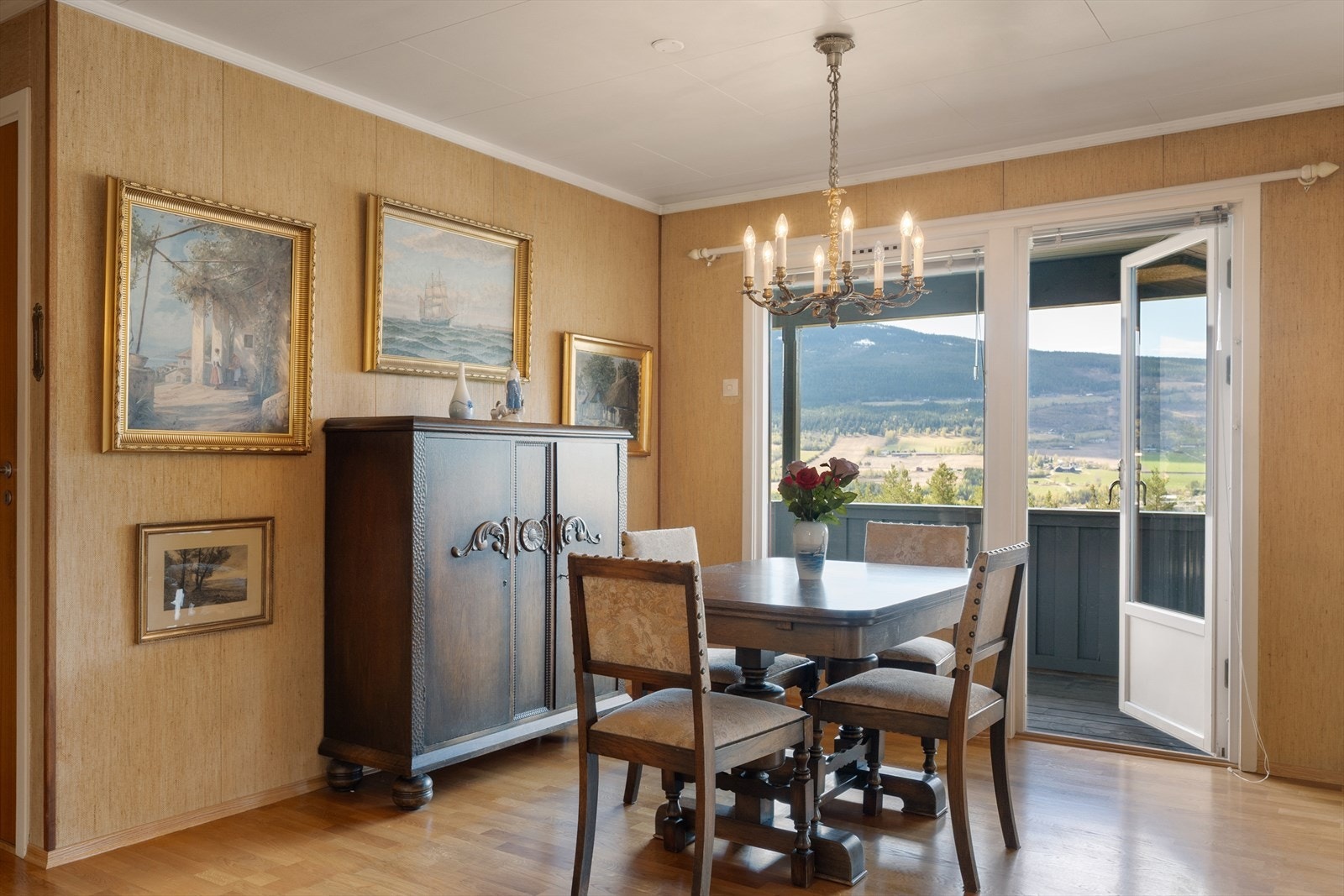 Fra spisestuen er det direkte utgang til en overbygget, vestvendt veranda. Galleribilde