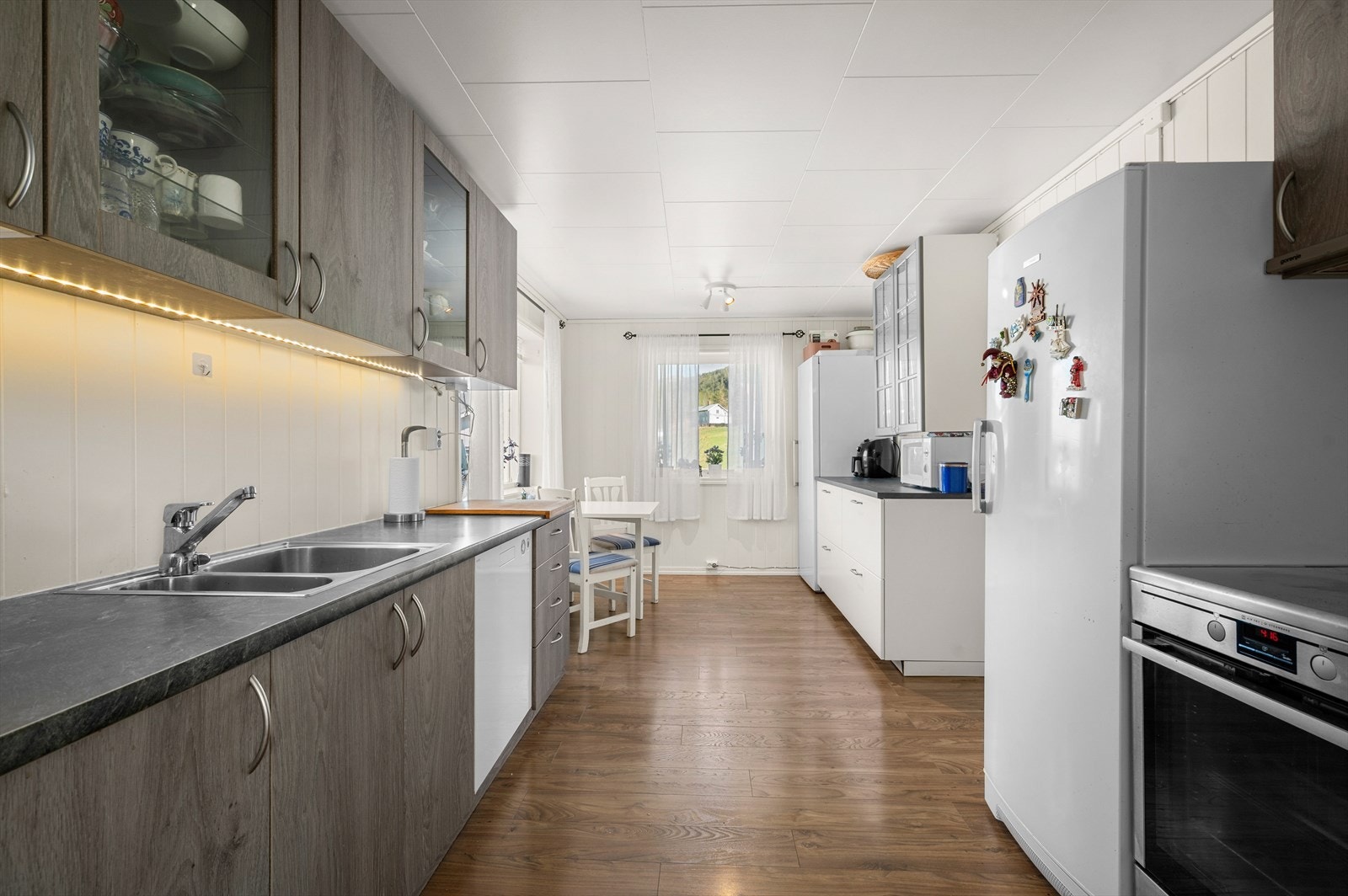 Kjøkkenet har godt med lagringsplass både i over- og underskap. Galleribilde