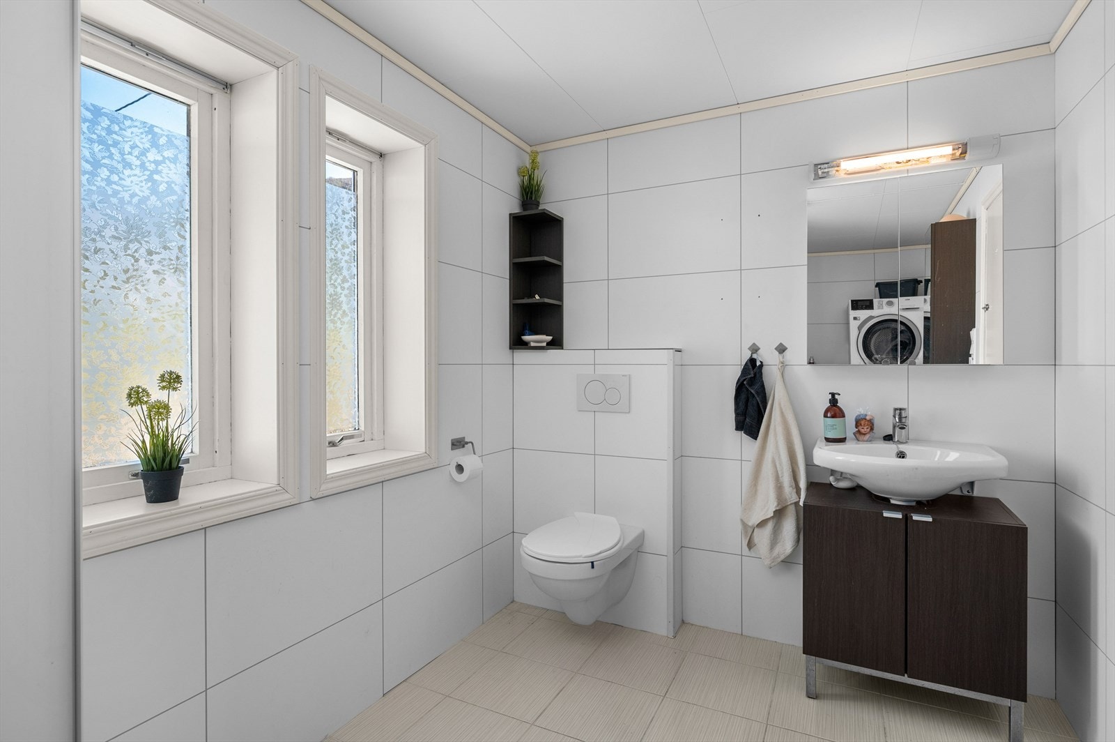 Romslig flislagt bad på ca. 8m². Galleribilde