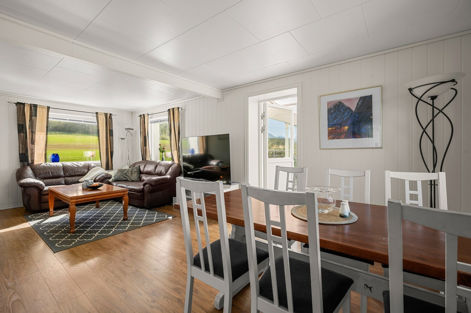 I 1. etg finner du en stor stue på 25m² og et romslig kjøkken på 13m². Stuens størrelse gjør den enkel å dele inn i flere soner. Galleribilde