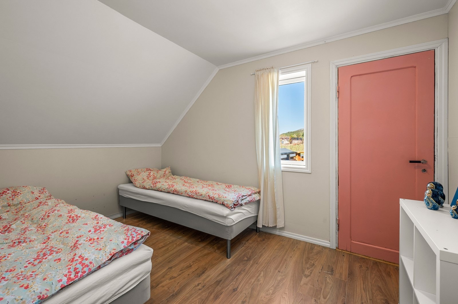 Fra dette soverommet har du også utgang til en balkong på ca. 5m². Galleribilde