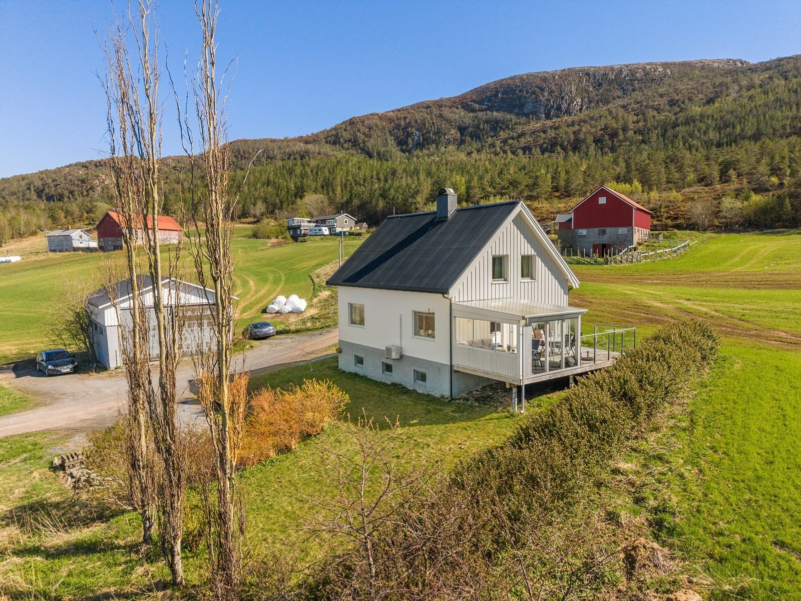 Boligen ligger fint til i terrenget og nyter av flotte sol- og utsiktsforhold. Galleribilde