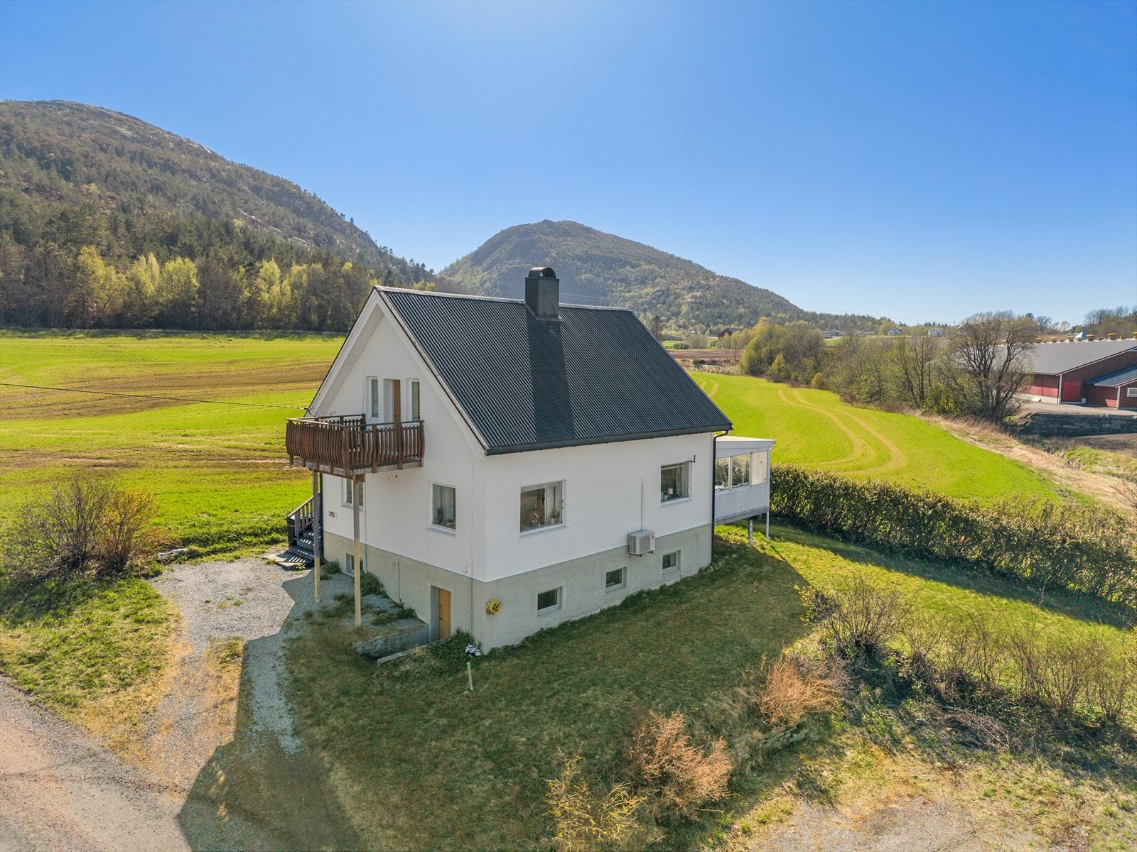 Boligen er over 3 plan og har godt med lagringsplass i loftsetasjen og kjelleren. Galleribilde