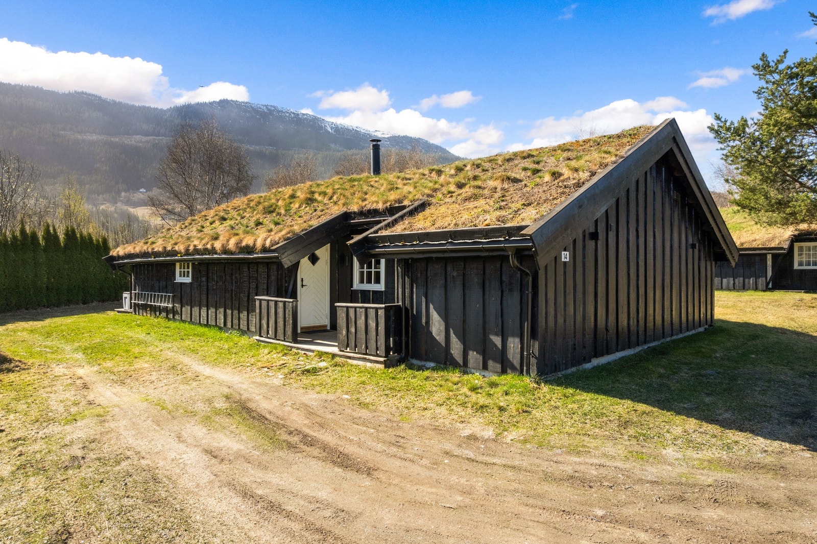Det er god plass til parkering på egen gårdsplass. Galleribilde