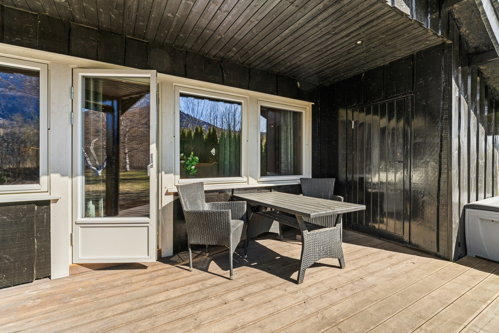 Ved inngangspartiet og terrassen er det to praktiske boder på totalt ca. 5 kvm, som gir ekstra lagringsplass til skiutstyr, sykler og annet man måtte ha behov for på hytta. Galleribilde