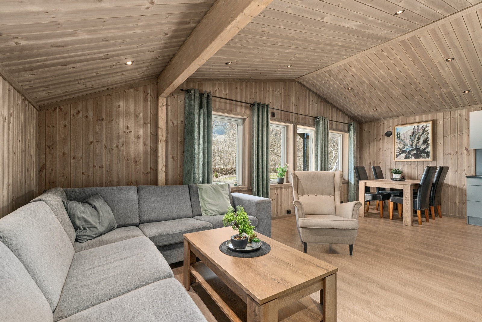 Her er det god plass til både sofagruppe og spisebord med plass til flere gjester. Galleribilde