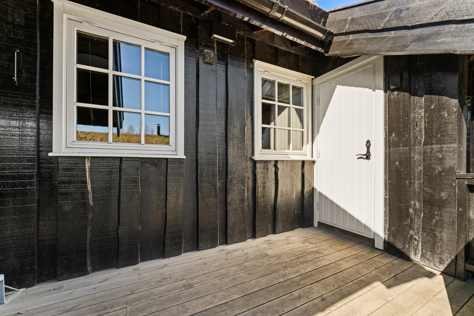 Det er klargjort for installasjon av elbillader ved den utvendige boden ved inngangspartiet. Galleribilde