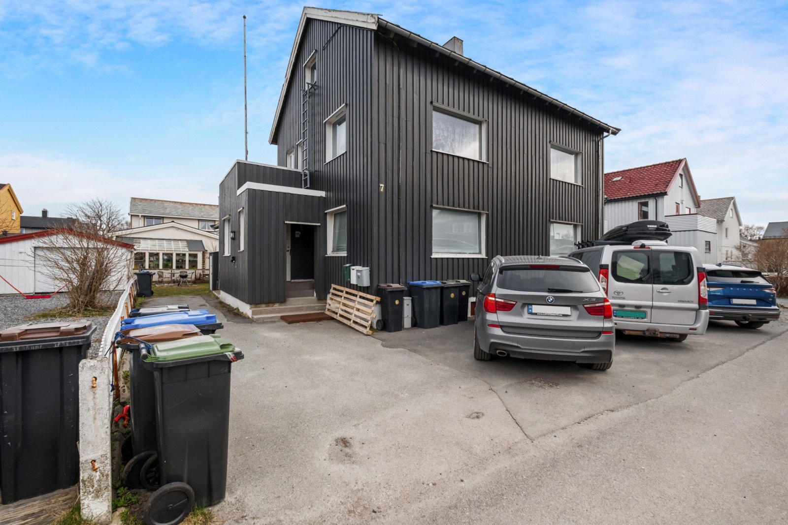 Eiendommen ligger i et veletablert og rolig boligfelt i Vestbyen. Galleribilde